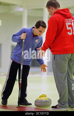 24 gennaio 2017 - Lakeville, Minnesota, Stati Uniti - Levi Rosenthal e Jeremy Ziemer e gli studenti sono Lakeville North che hanno iniziato a praticare il curling nella loro scuola. Stavano aiutando i novizi ad imparare il gioco.lo sport scozzese del curling sta migrando dalla Iron Range e sta diventando sempre più popolare nelle Twin Cities. La scorsa settimana è stata l'inaugurazione del Dakota Curling, il quinto club di curling della zona metropolitana e il quarto ad aprire dal 2012. (Immagine di credito: Richard Tsong-Taatarii/Minneapolis Star Tribune/TNS via ZUMA Wire) Foto Stock