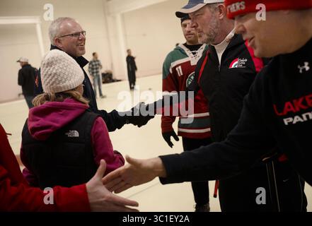 24 gennaio 2017 - Lakeville, Minnesota, Stati Uniti - Una stretta di mano mostra una buona sportività alla fine della notte. Lo sport scozzese del curling sta migrando dalla Iron Range e sta diventando sempre più popolare nelle Twin Cities. La scorsa settimana è stata l'inaugurazione del Dakota Curling, il quinto club di curling della zona metropolitana e il quarto ad aprire dal 2012. (Immagine di credito: Richard Tsong-Taatarii/Minneapolis Star Tribune/TNS via ZUMA Wire) Foto Stock