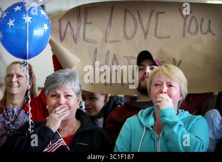 25 aprile 2015 - St. Paul, Minnesota, Stati Uniti - cari della Guardia Nazionale del Minnesota SPC. Hailey Benson, non in foto, tra cui Pat Holcomb, dio madre di Benson, anteriore sinistra, e Natalie Warner, la sorella di Benson, davanti a destra, ha visto Benson avvicinarsi dopo essere tornata a casa da un anno di impiego in Iraq. Poco dopo il dispiegamento, la madre di Benson, Bernadette, morì inaspettatamente e fu una riunione emotiva per Benson e i membri della famiglia. Quasi 80 membri del quartier generale della 34th Combat Aviation Brigade della Guardia Nazionale del Minnesota e del 2nd Battalion, 147th Assault Helicopter Battalion Retur Foto Stock