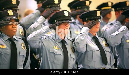 12 maggio 2015 - Minneapolis, Minnesota, Stati Uniti - i membri del dipartimento di polizia di Minneapolis e l'ufficio dello sceriffo della contea di Hennepin si sono esibiti durante l'inno al municipio martedì 12 maggio 2015 a Minneapolis, Minnesota. In onore della National Police Week, il dipartimento di polizia di Minneapolis e l'ufficio degli sceriffi della contea di Hennepin terranno la cerimonia commemorativa. / (Immagine di credito: Jerry Holt/Minneapolis Star Tribune/TNS via cavo ZUMA) Foto Stock