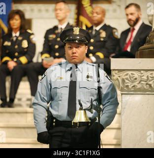 12 maggio 2015 - Minneapolis, Minnesota, Stati Uniti - la guardia d'onore dell'ufficiale di polizia di Minneapolis Blake Moua ha lanciato il campanello, come appello nominale degli ufficiali caduti è stato letto martedì 12 maggio 2015 a Minneapolis, Minnesota. In onore della National Police Week, il dipartimento di polizia di Minneapolis e l'ufficio degli sceriffi della contea di Hennepin terranno la cerimonia commemorativa. / (Immagine di credito: Jerry Holt/Minneapolis Star Tribune/TNS via cavo ZUMA) Foto Stock