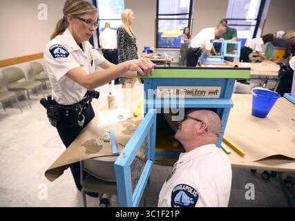 26 maggio 2015 - Minneapolis, Minnesota, Stati Uniti - gli ispettori di polizia di Minneapolis Kathy Waite e Mike Sullivan hanno riunito una piccola biblioteca gratuita al municipio martedì 26 maggio 2015 a Minneapolis, Minnesota. Le piccole biblioteche gratuite saranno collocate in tutte le stazioni del distretto. / (Immagine di credito: Jerry Holt/Minneapolis Star Tribune/TNS via cavo ZUMA) Foto Stock