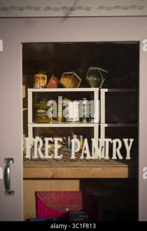 3 gennaio 2019 - St. Paul, Minnesota, U.S.A - alcuni dei prodotti del Little Free Pantry Jamie Hendricks sono stati riforniti nel suo cortile di fronte. ....Nel North End di St. Paul Jamie Hendricks ha iniziato una "piccola dispensa gratuita", come l'onnipresente "piccola biblioteca gratuita", ma per cibo e beni domestici come dentifricio e pannolini. E' uno sforzo informale di quartiere, rifornito dagli Hendricks e da chiunque voglia contribuire, con la gente benvenuta a prendere quello di cui ha bisogno. È stata fotografata giovedì pomeriggio, 3 gennaio 2019 a St. Paul. (Immagine di credito: Jeff Wheeler/Minneapolis Star Tribu Foto Stock