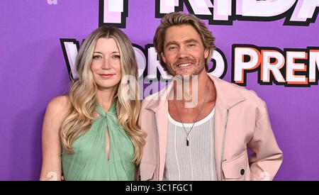 Hollywood, Stati Uniti. 22 luglio 2025. Sarah Roemer e Chad Michael Murray arrivano alla prima Disney "Freakier Friday" di Los Angeles tenutasi all'El Capitan Theatre il 22 luglio 2025 a Hollywood, CA. © Starbuck/ Credit: AFF/Alamy Live News Foto Stock