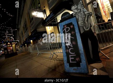 16 gennaio 2013 - Minneapolis, Minnesota, Stati Uniti - Un cartello fuori dal Dakota Jazz Club nel centro di Minneapolis per lo spettacolo Early Prince di mercoledì sera. Prince ha programmato sei spettacoli per 3 notti presso il locale. - 16 gennaio 2013, Minneapolis, Minn., Prince - Sound Check esibizioni al Dakota Jazz Club nel centro di Minneapolis. (Immagine di credito: Carlos Gonzalez/Minneapolis Star Tribune/TNS via cavo ZUMA) Foto Stock