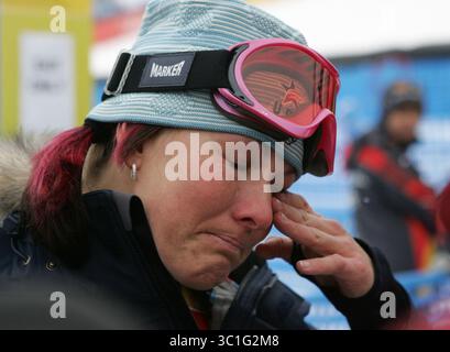 22 febbraio 2006; Sestriere Colle, Italia; gli sciatori olimpici del Minnesota hanno avuto un periodo difficile sul campo da slalom femminile a Sestriere Colle. KRISTINA KOZNICK ha cancellato le lacrime dagli occhi dopo aver incontrato il suo allenatore. Sciando con legamenti strappati al ginocchio destro e indossando una grande staffa, Koznick ha lavorato fino al 34° posto nella prima tappa dello slalom olimpico, un insormontabile 3,34 secondi dietro il leader. Credito obbligatorio: Foto di /Minneapolis Star T/ZUMA Press. (©) Copyright 2003 di Minneapolis Star T (immagine di credito: Jeff Wheeler/Minneapolis Star Tribune/TNS via ZUMA Wire) Foto Stock