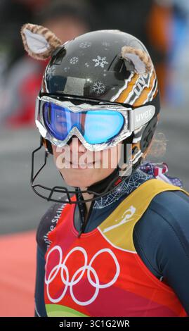 22 febbraio 2006; Sestriere Colle, Stati Uniti; gli sciatori olimpici del Minnesota hanno avuto un periodo difficile sul campo da slalom femminile a Sestriere Colle mercoledì pomeriggio. Kristina Koznick si è classificata al 34° posto, 3,34 secondi dopo la leader svedese Anja Paerson. Lindsey Kildow era al 15° posto, a 1,54 secondi di ritardo. Spettacoli fotografici: RESI STIEGLER degli Stati Uniti indossava orecchie sul casco. Potrebbero averla rallentata; era al 17° posto dopo la prima corsa. Credito obbligatorio: Foto di /Minneapolis Star T/ZUMA Press. (©) Copyright 2003 di Minneapolis Star T (immagine di credito: Jeff Wheeler/Minneapolis Star T Foto Stock