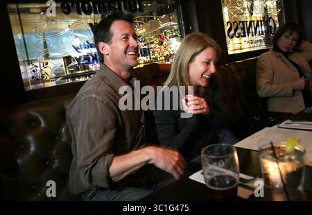 31 gennaio 2007 - Minneapolis, Minnesota, Stati Uniti - JAMES DENTON, di Desperate Housewives, e sua moglie ERIN o'BRIEN ridono mentre si godono la cena con la famiglia al locale prima di andare a una partita dei Timberwolves. (Immagine di credito: Kyndell Harkness/Minneapolis Star Tribune/TNS via cavo ZUMA) Foto Stock