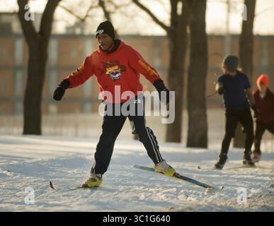Lunedi 01/11/10 la squadra di sci nordico della Richfield High School pratica Moses Mugwanja, che si è recentemente trasferito qui dal Kenya, ha lavorato alla sua forma di sci nordico, in questo esercizio, senza bastoni, insieme ad altri compagni di squadra di sci nordico della Richfield High School, durante le esercitazioni nell'Augburg Park vicino alla Richfield High School. (Immagine di credito: David Brewster/Minneapolis Star Tribune/TNS via cavo ZUMA) Foto Stock