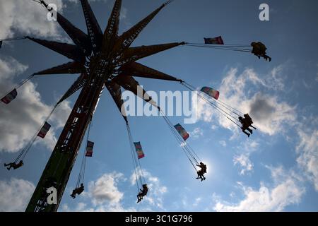 28 agosto 2015 - Falcon Heights, Minnesota, Stati Uniti - gli appassionati di equitazione trascorrono un pomeriggio di sole sulla Mighty Midway alla fiera statale del Minnesota venerdì 28 agosto 2015. (Immagine di credito: Leila Navidi/Minneapolis Star Tribune/TNS via cavo ZUMA) Foto Stock