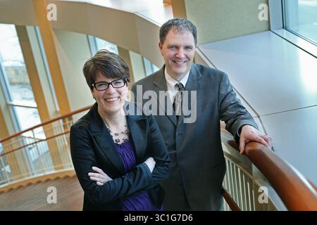 17 marzo 2016 - Minneapolis, Minnesota, Stati Uniti - Carleen Kerttula, Director of Program Innovation, Left, e John Olson, Professor e Faculty Director per il programma Business Analytics, giovedì 17 marzo 2016 presso la St. Thomas University nel centro di Minneapolis, Minnesota. Come risposta alle mutevoli esigenze aziendali, l'Opus College of Business dell'Università di St. Thomas ha riconfigurato le sue opzioni per gli studenti offrendo lauree specialistiche in analisi aziendale e comunicazione sanitaria, oltre a dare più accesso a lezioni aggiuntive per altri studenti. (/STAR TRIBUNE) (immagine di credito: Elizabeth F Foto Stock