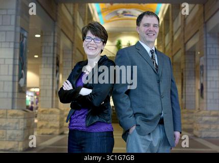 17 marzo 2016 - Minneapolis, Minnesota, Stati Uniti - Carleen Kerttula, Director of Program Innovation, Left, e John Olson, Professor e Faculty Director per il programma Business Analytics, giovedì 17 marzo 2016 presso la St. Thomas University nel centro di Minneapolis, Minnesota. Come risposta alle mutevoli esigenze aziendali, l'Opus College of Business dell'Università di St. Thomas ha riconfigurato le sue opzioni per gli studenti offrendo lauree specialistiche in analisi aziendale e comunicazione sanitaria, oltre a dare più accesso a lezioni aggiuntive per altri studenti. (/STAR TRIBUNE) (immagine di credito: Elizabeth F Foto Stock