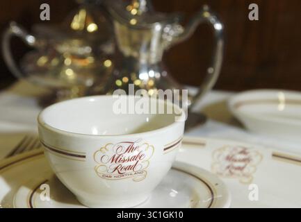 18 maggio 2005 - Duluth, Minnesota, Stati Uniti - /Star Tribune martedì 17 maggio 2005 ñ Duluth, Minn. ñ cina originale e argento dal ìNorthlandî, una business car a piattaforma aperta, costruita per la Duluth Missabe & Northern Railroad dalla Pullman Company nel 1916. Dopo 87 anni per la DM&N e la Missabe Road, l'auto fu acquistata dalla Duluth Missabe & Iron Range Railway nel 2003. L'auto è stata restaurata ed è ora nel Lake Superior Railroad Museum. Il Northland sarà una delle numerose auto d'epoca di prima classe in un'escursione di sabato da Duluth a due porti. (Immagine di credito: Glen stub Foto Stock