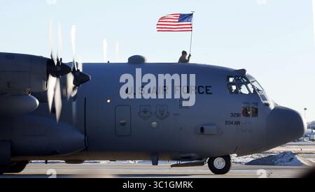 18 gennaio 2015 - Minneapolis, Minnesota, Stati Uniti - l'aviatore Brian Beckmann deteneva la bandiera degli Stati Uniti mentre la sua unità era tornata a Minneapolis. Le famiglie si riuniscono per l'arrivo degli oltre 100 Airmen e dei tre C-130 H3 Hercules del 934th Airlift Wing, Air Force Reserve, di ritorno dal loro dispiegamento nel sud-ovest asiatico dopo i loro quattro mesi di servizio. Domenica 18 gennaio 2015 Minneapolis, Minnesota. / (Immagine di credito: Jerry Holt/Minneapolis Star Tribune/TNS via cavo ZUMA) Foto Stock