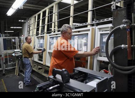 30 aprile 2014 - Bayport, Minnesota, USA - Stati Uniti - Andersen Windows uniline assembly employees Mike Rowley, Left, e Kevin Krenz installano i telai in doppio supporto mercoledì 30 aprile 2014 a Bayport, Minnesota. Andersen Windows annuncia un'espansione di 18 milioni di dollari nel suo stabilimento di Bayport. La mossa creerà 100 posti di lavoro per la città lungo il fiume, con un tasso di retribuzione medio di 19 dollari l'ora. Andersen impiega circa 2.400 lavoratori a Bayport e circa 9.000 nel Nord America. Lo stabilimento di produzione, distribuzione e uffici Anderson occupano 65 acri sotto un'unica stanza, rendendolo il più grande stabilimento di mi Foto Stock