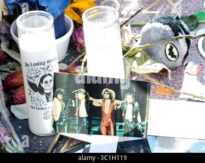 Los Angeles, Stati Uniti. 22 luglio 2025. Memorial Flowers collocato sulla Hollywood Walk of Fame Star di Ozzy Ozbourne di fronte al McDonald's su Hollywood Blvd a Hollywood, CALIFORNIA, martedì 22 luglio 2025. (Foto di Sthanlee B. Mirador/Sipa USA) credito: SIPA USA/Alamy Live News Foto Stock