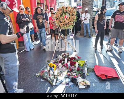 Los Angeles, Stati Uniti. 22 luglio 2025. Memorial Flowers collocato sulla Hollywood Walk of Fame Star di Ozzy Ozbourne di fronte al McDonald's su Hollywood Blvd a Hollywood, CALIFORNIA, martedì 22 luglio 2025. (Foto di Sthanlee B. Mirador/Sipa USA) credito: SIPA USA/Alamy Live News Foto Stock