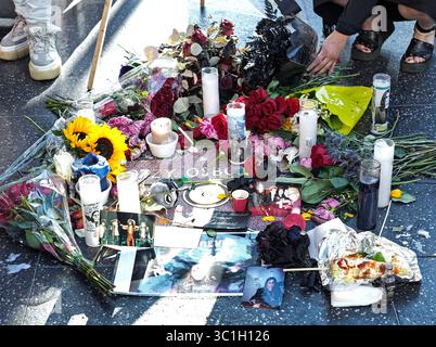Los Angeles, Stati Uniti. 22 luglio 2025. Memorial Flowers collocato sulla Hollywood Walk of Fame Star di Ozzy Ozbourne di fronte al McDonald's su Hollywood Blvd a Hollywood, CALIFORNIA, martedì 22 luglio 2025. (Foto di Sthanlee B. Mirador/Sipa USA) credito: SIPA USA/Alamy Live News Foto Stock