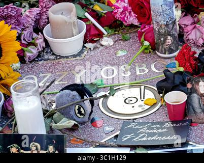 Los Angeles, Stati Uniti. 22 luglio 2025. Memorial Flowers collocato sulla Hollywood Walk of Fame Star di Ozzy Ozbourne di fronte al McDonald's su Hollywood Blvd a Hollywood, CALIFORNIA, martedì 22 luglio 2025. (Foto di Sthanlee B. Mirador/Sipa USA) credito: SIPA USA/Alamy Live News Foto Stock