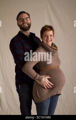 24 gennaio 2012 - Minneapolis, Minnesota, Stati Uniti - Dieter Bierbrauer e Anna Lawrence in un ritratto il lunedì 27 alle 16:23 p.m., appena quattro giorni prima che Anna partorisse il primo figlio della coppia, un ragazzo, venerdì 27 gennaio, con un peso di 3/4 kg. Dieter doveva esibirsi nella performance di apertura di Ragtime venerdì sera, ma il suo nuovo figlio decise diversamente. (Immagine di credito: Jeff Wheeler/Minneapolis Star Tribune/TNS via cavo ZUMA) Foto Stock