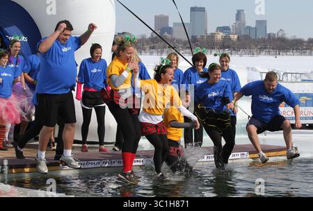 5 marzo 2011 - Minneapolis, Minnesota, Stati Uniti - Minneapolis, Minnesota, Minnesota, sabato 3/5/11 centinaia di persone sono saltate nel lago Calhoun come parte del Polar Bear Plunge, un evento di raccolta fondi per le Special Olympics Minnesota. L'evento si svolge in 14 comunità diverse da gennaio a marzo. L'evento di Minneapolis è stato sponsorizzato dalle forze dell'ordine del Minnesota ed è il quattordicesimo anno che ha avuto luogo. Oltre 9500 persone si sono iscritte in tutto lo stato per fare il tuffo, con i partecipanti che raccolgono un minimo di $ 75 ciascuno per saltare nel lago. All'evento di Minneapolis, i saltatori si sono fermati in diverse occasioni Foto Stock