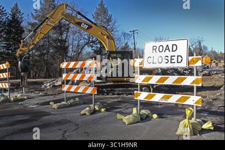 17 gennaio 2012 - Stati Uniti - gli equipaggi hanno iniziato a rimuovere il letto stradale dal ponte di Lyndale Ave. Sul Minnehaha creek come parte della ricostruzione del ponte il 17 gennaio 2012. Il ponte sarà chiuso fino a ottobre e anche Lyndale Ave sarà ricostruita dal ponte alla West 56th Street come parte del progetto. /Star Tribune (immagine di credito: Bruce Bisping/Minneapolis Star Tribune/TNS via cavo ZUMA) Foto Stock