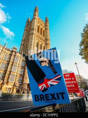 7 febbraio 2019 - Londra, Regno Unito - cartellone anti-Brexit all'esterno, Westminster, Londra, Regno Unito raffigurante Brexit come una ripresa del Regno Unito a piede (immagine di credito: © Alexandre Rotenberg via ZUMA Wire) Foto Stock