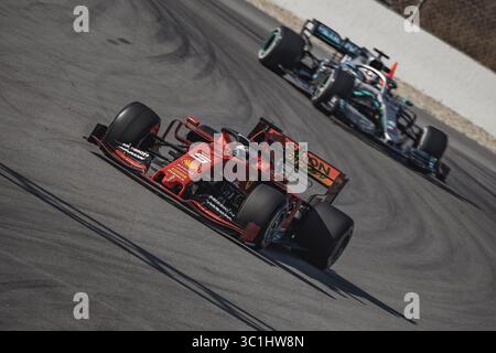 18 febbraio 2019 - Barcellona, Catalogna, Spagna - SEBASTIAN VETTEL (GER) del team Ferrari guida nella sua SF90 seguito da LEWIS HAMILTON (GBR) del team Mercedes nella sua W10 durante il primo giorno dei test invernali di Formula uno sul circuito di Catalunya (Credit Image: © Matthias Oesterle/ZUMA Wire) Foto Stock