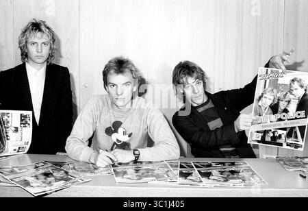 23 febbraio 2017 - Amsterdam Parigi, Paesi Bassi francia - The Police...Sting (cantante solista, chitarra), Stewart Copeland (batteria), Andy Summers (chitarra). La band guarda attraverso le riviste con le loro foto. (Hitkrant, Olanda). (Immagine di credito: © Barry Schultz/ZUMA Wire) Foto Stock