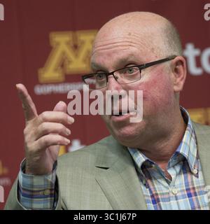 4 agosto 2015 - Minneapolis, Minnesota, Stati Uniti - il capo-allenatore Jerry Kill parla della prossima stagione in una conferenza stampa martedì 4 agosto 2015 a Minneapolis. (Immagine di credito: © Brian Peterson/Minneapolis Star Tribune/TNS via cavo ZUMA) Foto Stock