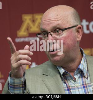 4 agosto 2015 - Minneapolis, Minnesota, Stati Uniti - il capo-allenatore Jerry Kill parla della prossima stagione in una conferenza stampa martedì 4 agosto 2015 a Minneapolis. (Immagine di credito: © Brian Peterson/Minneapolis Star Tribune/TNS via cavo ZUMA) Foto Stock