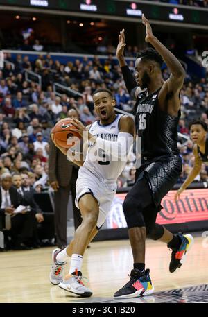 20 febbraio 2019: Villanova Wildcats Guard (5) Phil Booth cerca di sbattere attraverso Georgetown Hoyas Center (15) Jessie Govan durante una partita di pallacanestro maschile NCAA tra i Georgetown Hoyas e i Villanova Wildcats alla Capital One Arena di Washington D.C. Justin Cooper/CSM(Credit Image: &Copy; Justin Cooper/CSM via ZUMA Wire) Foto Stock
