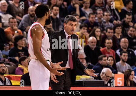 21 febbraio 2019 - Barcellona, Barcellona, Spagna - Velimir Perasovic, capo allenatore del KIROLBET Baskonia e Darrun Hilliard, #32 del KIROLBET Baskonia durante la partita di pallacanestro EuroLeague tra FC Barcelona Lassa e KIROLBET Baskonia al Palau Blaugrana, a Barcellona, Spagna. 21 febbraio 2019. (Immagine di credito: © AFP7 via cavo ZUMA) Foto Stock