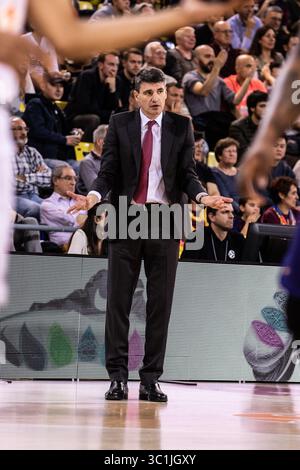 21 febbraio 2019 - Barcellona, Barcellona, Spagna - Velimir Perasovic, allenatore del KIROLBET Baskonia durante la partita di pallacanestro EuroLeague tra FC Barcelona Lassa e KIROLBET Baskonia al Palau Blaugrana, Barcellona, Spagna. 21 febbraio 2019. (Immagine di credito: © AFP7 via cavo ZUMA) Foto Stock