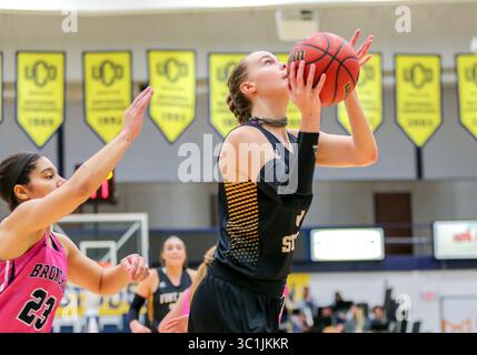 21 febbraio 2019: L'attaccante dello stato di Fort Hays Lanie Page (3) tenta un layup durante una partita di basket tra i Fort Hays State Tigers e i Central Oklahoma Bronchos all'Hamilton Field House di Edmond, OK. Gray Siegel/CSM(immagine di credito: &Copy; Gray Siegel/CSM tramite cavo ZUMA) Foto Stock