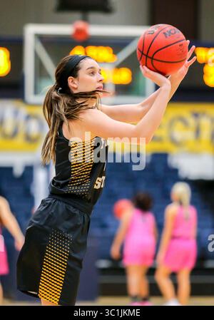 21 febbraio 2019: La guardia statale di Fort Hays Taylor Rolfs (5) si riscalda prima di una partita di basket tra i Fort Hays State Tigers e i Central Oklahoma Bronchos all'Hamilton Field House di Edmond, Oklahoma. Gray Siegel/CSM(immagine di credito: &Copy; Gray Siegel/CSM tramite cavo ZUMA) Foto Stock