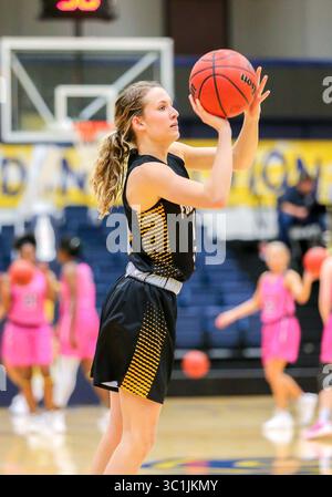 21 febbraio 2019: La guardia statale di Fort Hays Whitney Clampitt (4) si riscalda prima di una partita di basket tra i Fort Hays State Tigers e i Central Oklahoma Bronchos all'Hamilton Field House di Edmond, Oklahoma. Gray Siegel/CSM(immagine di credito: &Copy; Gray Siegel/CSM tramite cavo ZUMA) Foto Stock