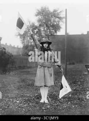 12 novembre 2018 - Washington DC, USA - Girl Scout Waving Two Flags, Washington DC, USA, National Photo Company, 1920 (Credit Image: © JT Vintage/Glasshouse via ZUMA Wire) Foto Stock