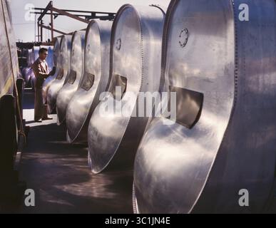 14 novembre 2018 - Inglewood, California, USA - Bomb Bay Gasoline Tank of B-25 Bombers Awaiting Assembly, North American Aviation, Inc., Inglewood, California, USA, Alfred T Palmer per Office of War Information, ottobre 1942 (immagine di credito: © JT Vintage/Glasshouse via ZUMA Wire) Foto Stock