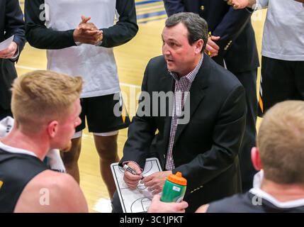 21 febbraio 2019: Mark Johnson, capo allenatore di Fort Hays, parla con la sua squadra durante una partita di basket tra i Fort Hays State Tigers e i Central Oklahoma Bronchos all'Hamilton Field House di Edmond, Oklahoma. Gray Siegel/CSM(immagine di credito: &Copy; Gray Siegel/CSM tramite cavo ZUMA) Foto Stock