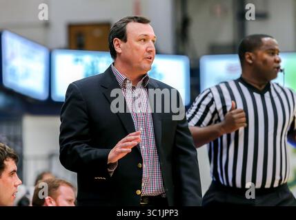 21 febbraio 2019: Mark Johnson, capo-allenatore dello stato di Fort Hays, guarda da bordo campo durante una partita di basket tra i Fort Hays State Tigers e i Central Oklahoma Bronchos all'Hamilton Field House di Edmond, Oklahoma. Gray Siegel/CSM(immagine di credito: &Copy; Gray Siegel/CSM tramite cavo ZUMA) Foto Stock