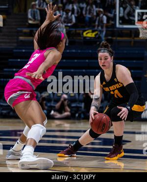 22 febbraio 2019 Berkeley, CA U.S.A. Arizona State Sun Devils guardia Robbi Ryan (11) guida al basket durante la partita di pallacanestro femminile NCAA tra Arizona State Sun Devils e California Golden Bears 60-69 perse all'Hass Pavilion Berkeley California. Thurman James / CSM(immagine di credito: &Copy; Thurman James/CSM tramite cavo ZUMA) Foto Stock