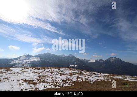 FARRENPOINT, GERMANIA - 2 MARZO 2025: Panorama alpino da Farrenpoint con neve disomogenea a terra e vista lontana del monte Wendelstein sotto A. Foto Stock