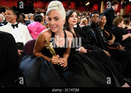 24 febbraio 2019 - Hollywood, California, Stati Uniti - dopo aver vinto l'Oscar per la musica scritta per il cinema (canzone originale), Lady Gaga e Anthony Rossomando posa con il suo Oscar durante gli Oscar o Oscar al Dolby Theatre di Hollywood. (Immagine di credito: © AMPAS/ZUMA Wire/ZUMAPRESS.com) Foto Stock