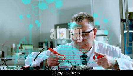 Scienziato senior in circuiti stampati per test camici da laboratorio in laboratorio, con sonde rosse nere, sovrapposizioni digitali Foto Stock