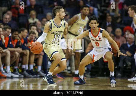 27 febbraio 2019: La guardia dei Georgia Tech Yellow Jackets Jose Alvarado (10) cerca un compagno di squadra aperto durante l'azione di basket NCAA tra i Georgia Tech Yellow Jackets e i Virginia Cavaliers alla John Paul Jones Arena di Charlottesville, Virginia. Jonathan Huff/CSM(immagine di credito: &Copy; Jonathan Huff/CSM tramite cavo ZUMA) Foto Stock