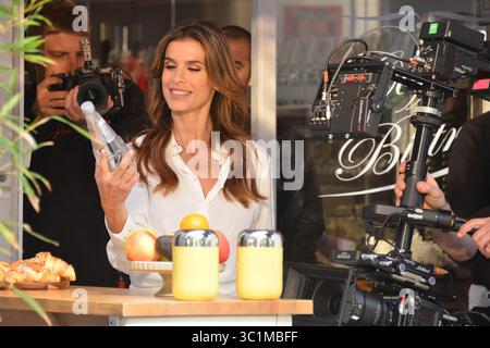 Claudio Mangiarotti copyright MILANO - Elisabetta Canalis è single a Milano. Ha rotto con il suo ragazzo Georgian. I due non si seguono più sui social media e non vivono più insieme a Los Angeles. Elisabetta Canalis è a Milano per filmare uno spot per una nota acqua e bibita. Archivio non estraneo. Foto Claudio Mangiarotti credito: Independent Photo Agency Srl/Alamy Live News Foto Stock