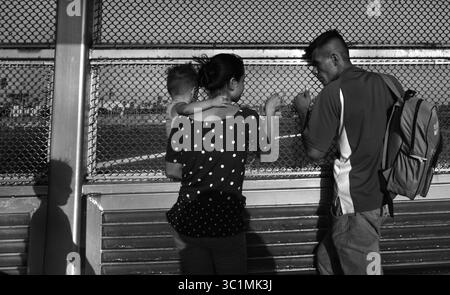 1 luglio 2018 - Matamoros, Messico - i richiedenti asilo dormono sul ponte B/M Gateway in attesa di attraversare gli Stati Uniti dal lato del Messico. Luis Miguel Montimo, 32 anni e la sua compagna Ingrid Perdomo, 18 anni, e il loro figlio di un anno Jose Luis aspettano sul ponte. Vengono dall'Honduras dove hanno fatto il difficile viaggio di 3 mesi. Ha detto di essere fuggito nella paura e piange molto con ansia per il suo passato. La sua ex moglie ha iniziato a frequentare un membro della gang e la gang ha incendiato la sua casa uccidendo i suoi due figli all'interno. Fuggì sulle montagne in cerca di sicurezza, dove incontrò Ingrid e ebbero un altro figlio. Quando sono arrivati, hanno detto di W Foto Stock