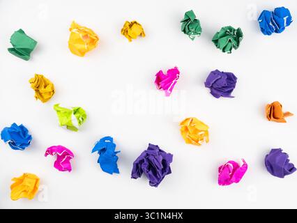 palline di carta increspate sparse su sfondo bianco con spazio di copia Foto Stock
