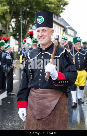 Bergstreittag 2025 a Schneeberg, stolz tragen die Bergmänner aller Gewerke ihren habit an diesem traditionellen Tag, Große Bergparade von Neustädtel Foto Stock